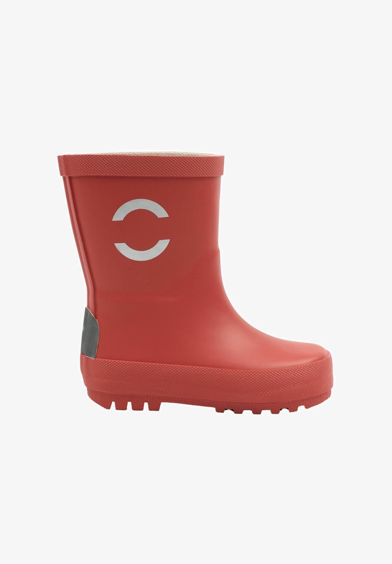Botte de pluie en caoutchouc rouge avec une surface texturée, une semelle surélevée et un logo circulaire blanc. Comprend un accent noir sur le talon.