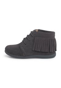 Botines de ante negros con detalle de flecos, puntera redonda y cierre con cordones. Textura suave y suela flexible para mayor comodidad.