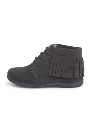 Stivali alla caviglia in suede neri con dettagli in frange, punta tonda e chiusura con lacci. Texture morbida e suola flessibile per il massimo comfort.
