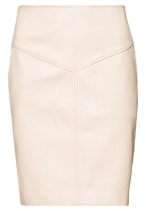 Knælang nederdel lavet af beige læder med en glat tekstur, der har taljehøj og et diagonalt sømdetalje.