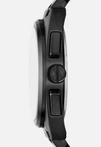 Črno nerjaveče jekleno uro s gladko, okroglo ohišjem, dvema stranskima gumboma in minimalističnim dizajnom, ki se ponaša s prozornim steklom in kovinskimi dodatki.