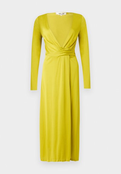Gelbes Wickelkleid mit langen Ärmeln, tiefem V-Ausschnitt und gerafftem Taillendetail, auf schlichtem hellgrauem Hintergrund dargestellt.
