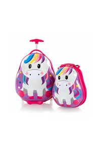 Due pezzi di bagagli: una grande valigia con rotelle e una borsa più piccola. Entrambi presentano un design lucido di unicorno con dettagli rosa e una criniera colorata.