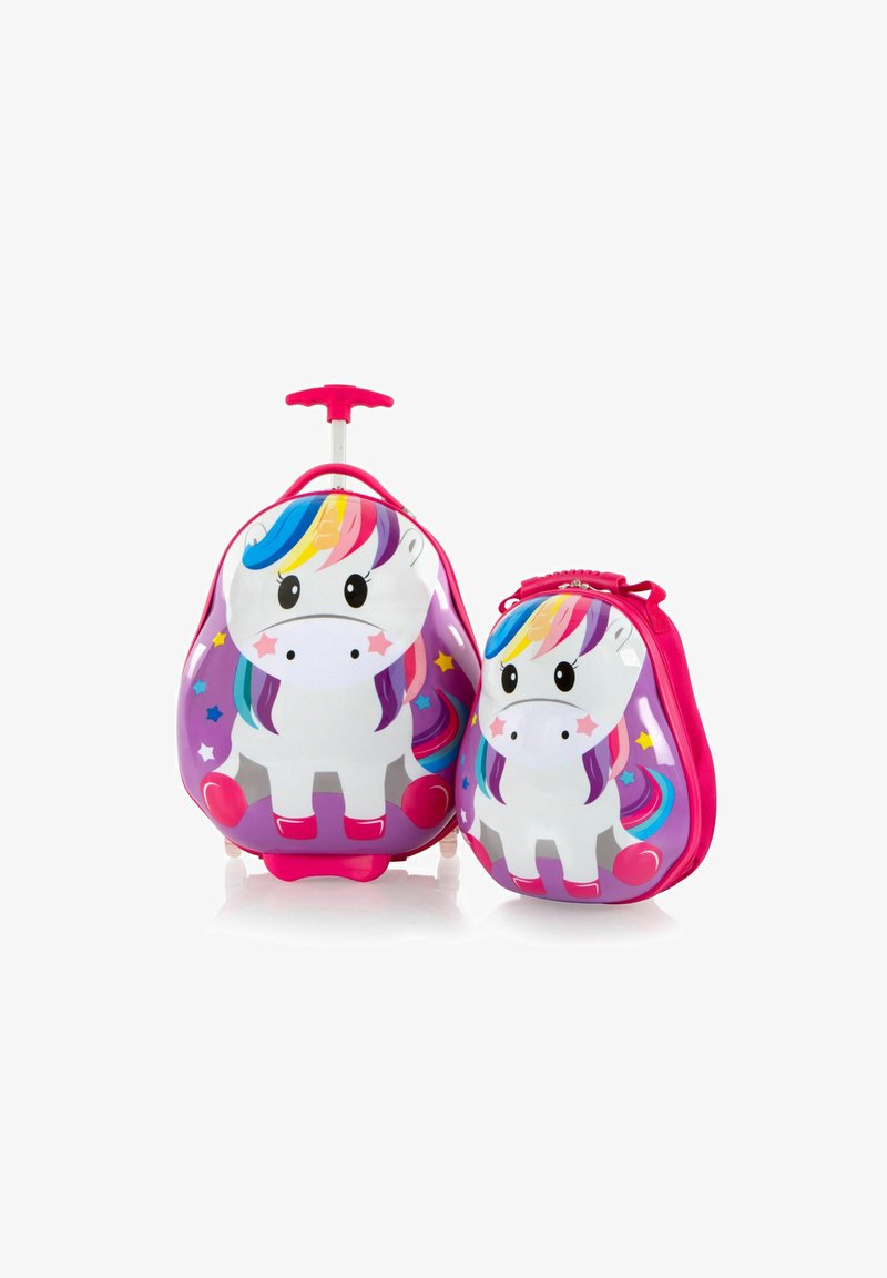 Dos piezas de equipaje: una maleta grande con ruedas y una bolsa más pequeña. Ambas cuentan con un diseño de unicornio brillante con acentos en rosa y una melena colorida.