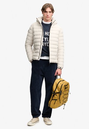 Superdry & Co, SUPERDRY OUTDOOR 28L BACKPACK.. - Mochila - autumn mustard