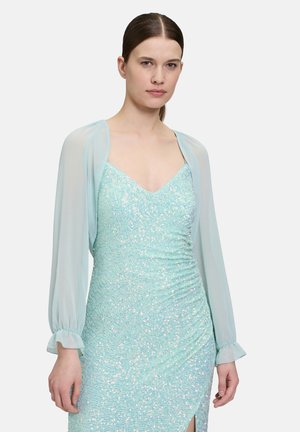 Hellblaues Kleid mit funkelnder Textur, V-Ausschnitt und seitlichem Schlitz. Begleitet von einer transparenten, langärmligen Stola mit offenem Vorderteil.