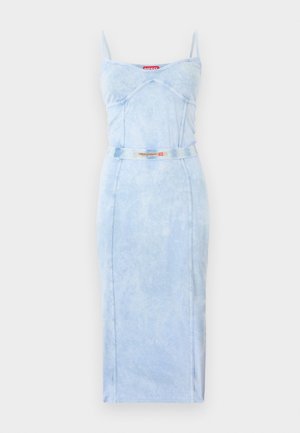 Helehall sinine kehatüübile sobiv midi-kleit, millel on õhukesed rihmad, õmbluste detailid ja sobiv vöö punase ja valge Diesel'i logo märgiga.