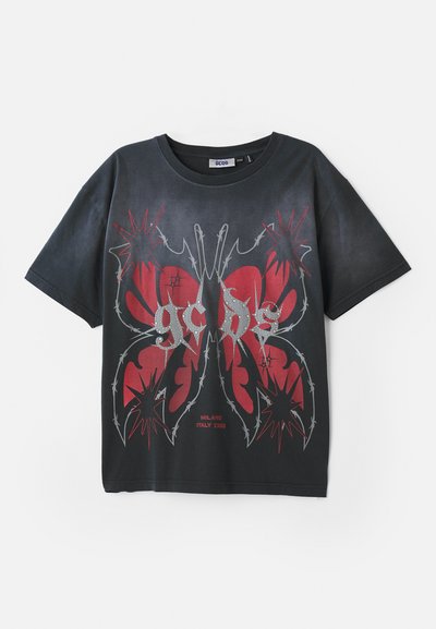 T-shirt nera in cotone con una vivace grafica di farfalla rossa e grigia e dettagli di filo spinato, colletto tondo e maniche corte.