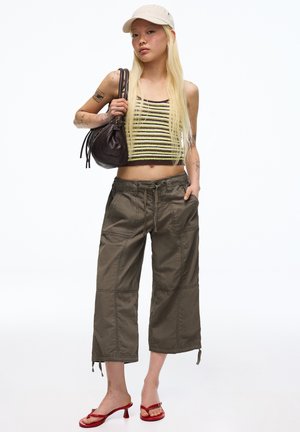 Bershka CAPRI - TROUSERS - Pantalon classique - khaki