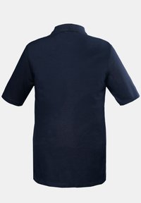 Námorně modré polo tričko s krátkým rukávem a límečkem, vyrobené z texturované tkaniny, s rovnými lemy a minimálním designem.