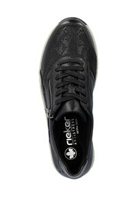 Baskets en cuir noir avec texture reptilienne, devant à lacets, fermeture éclair sur le côté, col rembourré et semelle de couleur crème contrastante. Design extra large.