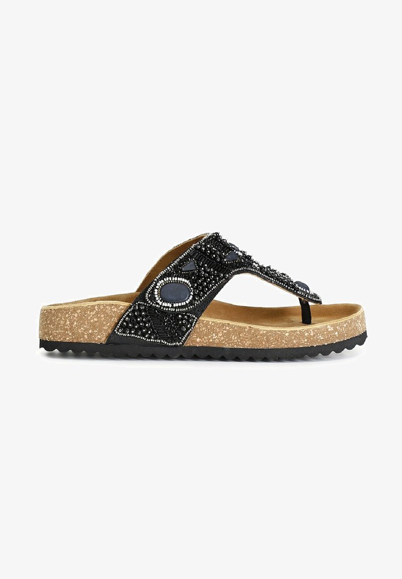 Sandal en plastique noir avec des perles, dotée d'une semelle en liège et d'une semelle extérieure en caoutchouc noir. Présente des gemmes décoratives et un design de bride entre les orteils.