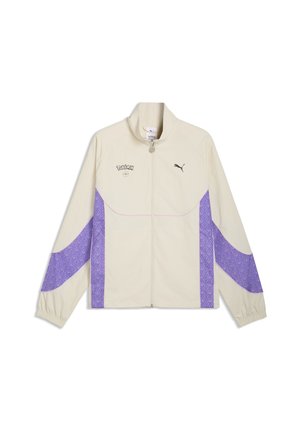 Cremefarbene Jacke mit Reißverschluss, mit lila gemusterten Einsätzen an Ärmeln und Seiten, mit Pokémon- und Puma-Logos auf der Brust.