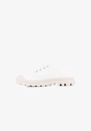 Weiße Canvas-Schuhe mit einem runden Design, Gummispitze und strukturiertem, hellgrauem Außensohle. Mit sechs Schnürsenkel-Ösen und einem glatten Obermaterial.