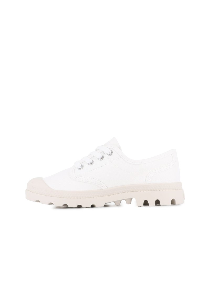 Zapatillas de lona blancas con un diseño redondeado, puntera de goma y suela texturizada de color gris claro. Cuenta con seis ojales para los cordones y una parte superior lisa.