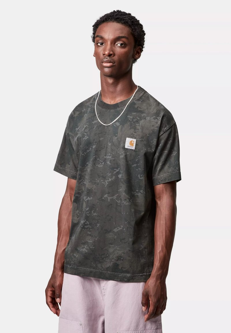 Czarna koszulka w ciemnozielony wzór moro wykonana z bawełny, z kwadratowym logo na piersi i luźnym krojem z krótkimi rękawami.