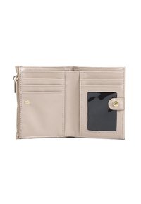 Portafoglio in pelle beige chiaro aperto per mostrare più scomparti per carte, una finestra trasparente per l'ID con chiusura a scatto e una tasca per monete con zip.