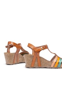 Sandales compensées en cuir marron avec des accents rayés colorés en vert, orange et bleu. Semelle en liège avec bride ajustable à la cheville.