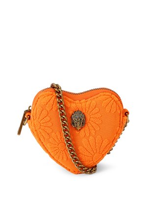 Oranje, hartvormige tas van textiel met reliëf van een bloemenpatroon, een antiek-gouden sluiting en een bijpassende kettingriem.