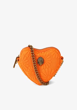 Borsa di tessuto arancione a forma di cuore con motivo floreale in rilievo, chiusura in metallo dorato antico e tracolla a catena abbinata.