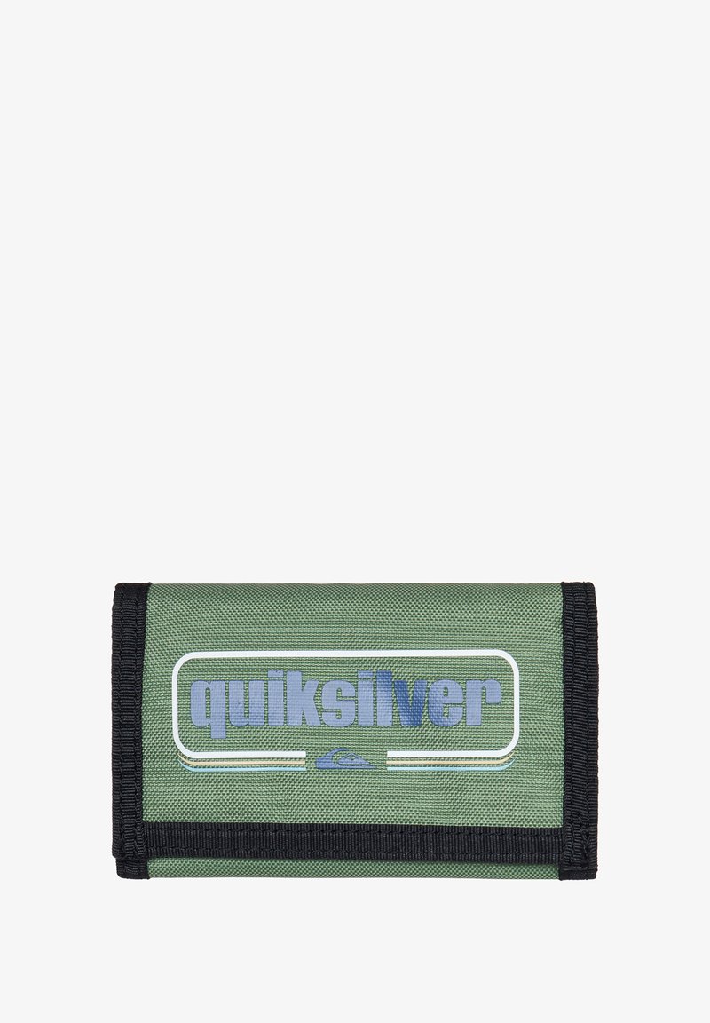 Cartera de tela verde de Quiksilver con ribete negro, que presenta un gran logotipo azul y una superficie texturizada, diseñada para un almacenamiento compacto y durabilidad.