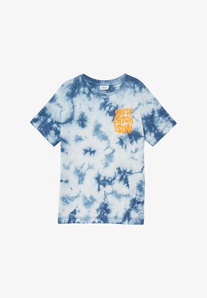 Baumwoll-T-Shirt mit einem blau-weißen Batikmuster, kurzen Ärmeln, rundem Hals und orangefarbener grafischer Aufschrift "SURF'S CATCH THE SUN."