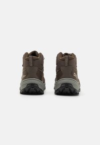 Stivali da trekking marroni con tomaia testurizzata, colletto imbottito e suola in gomma nera robusta per una migliore presa. Dettagli riflettenti sul tallone.