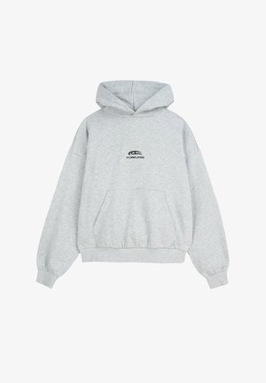 Jasnoszara bluza z kapturem z przednią kieszenią i czarnym logo „FLAWLESS” na środku klatki piersiowej.