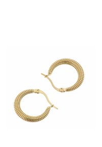 Kolczyki koła w odcieniu złota z teksturowanym wzorem ozdobionym małymi okrągłymi koralikami. Mają zapięcie na zatrzask oraz gładką wewnętrzną powierzchnię.