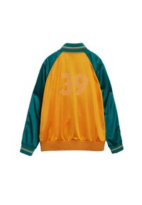 Färgblockerad satinjacket med en teal övre del och en orange nedre del. Har numret "39" på ryggen i vågig vit text.