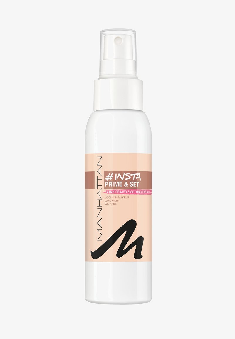Bouteille spray blanche avec un distributeur à pompe. Dispose d'une étiquette beige avec du texte et des graphiques noirs. Contient un apprêt et un spray fixateur pour le maquillage.