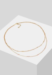 Collana a strati in tono oro con due catene, caratterizzata da piccole perline rosa e delicati accenti rotondi. Chiusura con gancio regolabile.