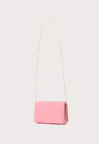 Borsa a tracolla rosa con una superficie texturizzata e soffice e dettagli in pelle liscia. Presenta una tracolla in catena dorata e una forma rettangolare.