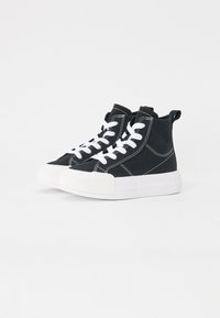 Sneakers alte in tela nera con lacci e cuciture bianche, caratterizzati da una suola in gomma bianca spessa e una punta rinforzata.