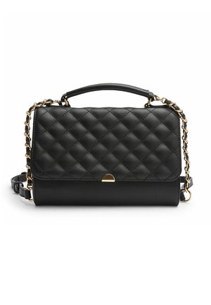 Czarna skórzana torebka z pikowanym wzorem, złotym łańcuszkowym paskiem, górnym uchwytem i małą złotą klamrą na przedniej klapie.