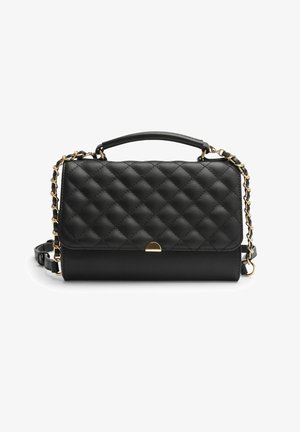 Sac à main en cuir noir avec motif matelassé, anse chaîne dorée, poignées supérieures et petite fermeture dorée sur le rabat avant.