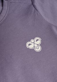 Paarse stoffen t-shirt met een wit vlinderlogo. Het shirt heeft een ronde halslijn en een soepele textuur met gestikte naden.