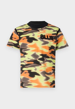 Majica s kratkimi rokavi v vojaškem vzorcu z odtenki zelene, oranžne in črne. Ima črn krožni izrez in izvezen napis "BLUE".
