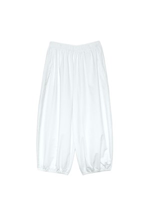 Labave bijele hlače s elastičnim pojasom i skupljenim elastičnim manšetama, s bočnim džepovima, položene ravno na bijelu pozadinu.