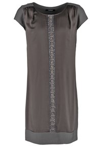 Vestido gris sin mangas en tela satinada que presenta un panel decorativo central con intrincados bordados y un dobladillo en un tono gris sólido.