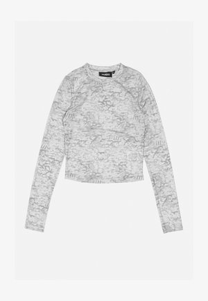 Cămașă gri cu mânecă lungă și croială scurtă, confecționată dintr-un material moale, cu un model geometric subtil și decolteu rotund. Prezintă o etichetă pe partea de jos.