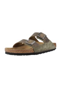 Sandali in suede marrone con due cinturini regolabili, fibbie argentate, soletta in sughero, suola in gomma testurizzata e un design minimalista.