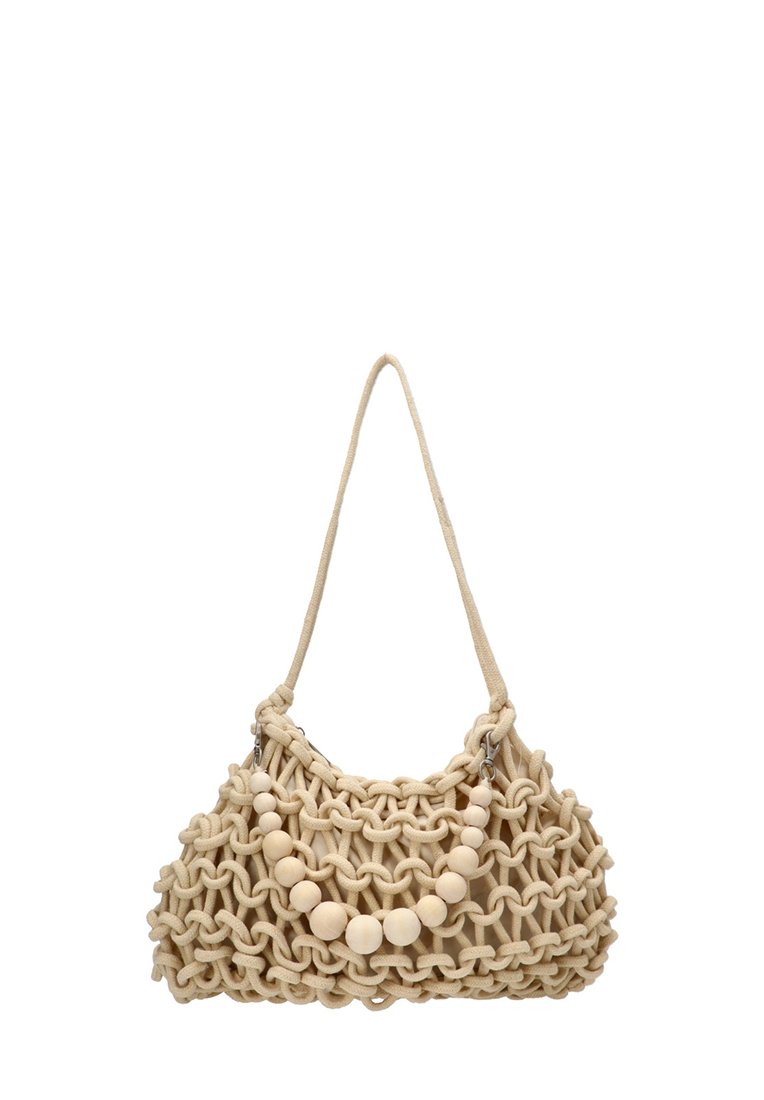 Bolso de mano tejido en color beige con un acabado texturizado, que presenta un diseño anudado y un acento decorativo de cuentas de madera en la parte frontal.