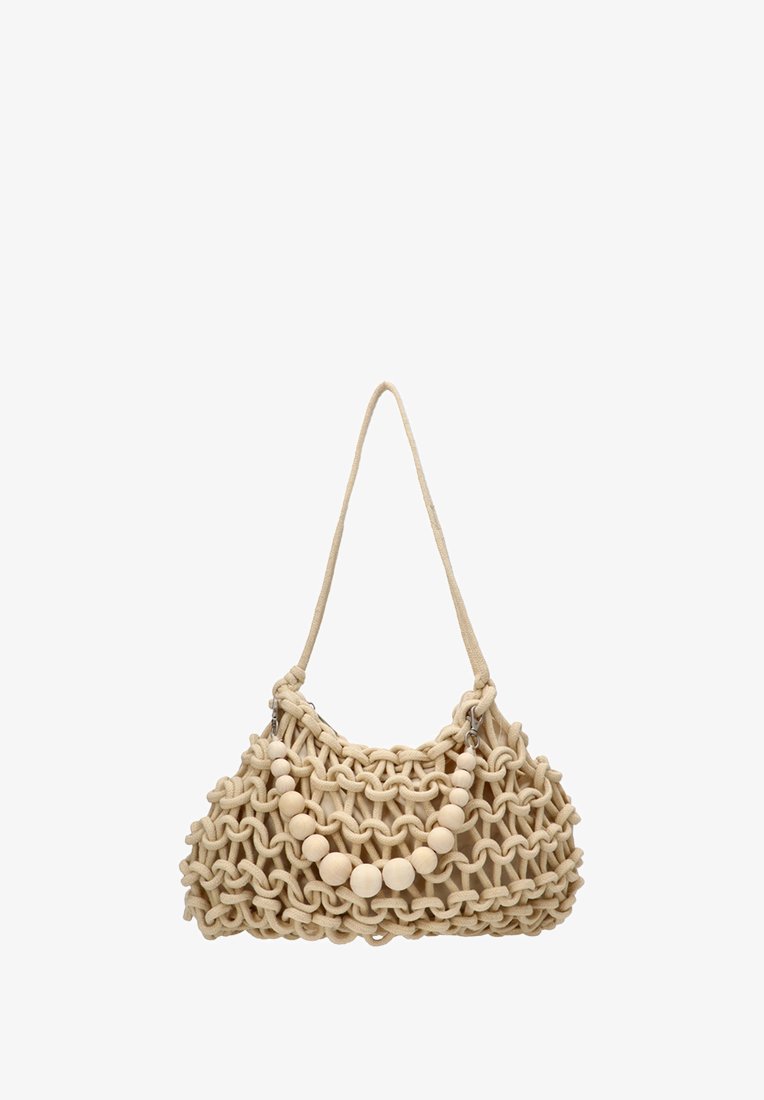 Bolso de mano tejido en color beige con un acabado texturizado, que presenta un diseño anudado y un acento decorativo de cuentas de madera en la parte frontal.