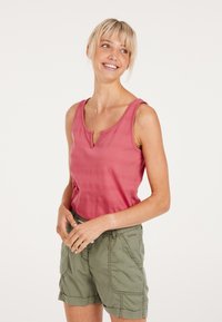 Roze tanktop met gestructureerde strepen en een V-hals, gecombineerd met olijfgroene shorts met zakken en een trekkoord in de taille.