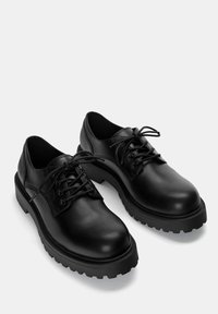 PULL&BEAR Obutev z vezalkami - black