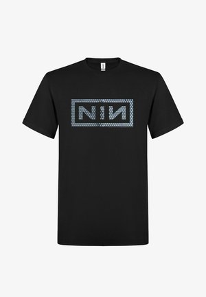 Sort bomulds-t-shirt med korte ærmer, med et rektangulært grafisk motiv i metallisk blå med bogstaverne "NIN" i midten.