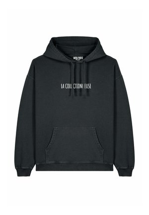 Sweat à capuche noir avec poche frontale. Présente un texte blanc "LA COLLECTIONEUSE" sur la poitrine. Fabriqué en tissu doux et texturé.