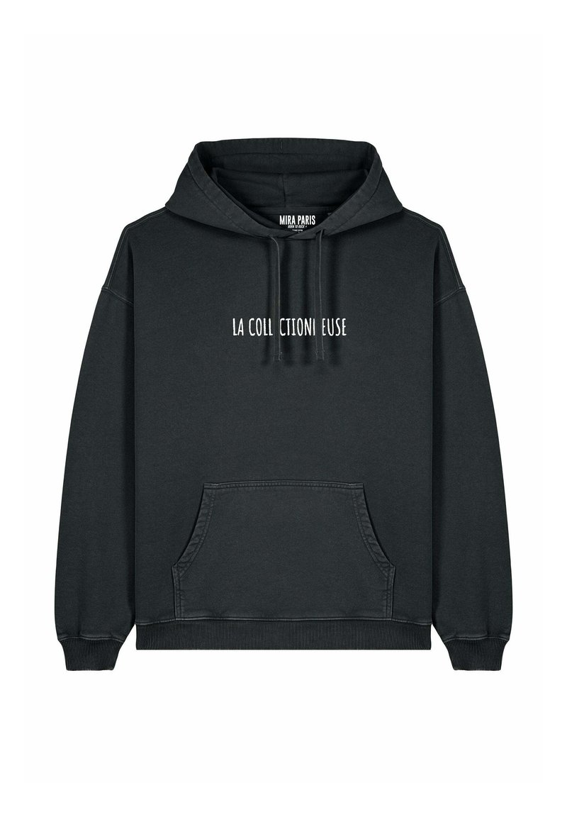 Sweat à capuche noir avec poche frontale. Présente un texte blanc "LA COLLECTIONEUSE" sur la poitrine. Fabriqué en tissu doux et texturé.