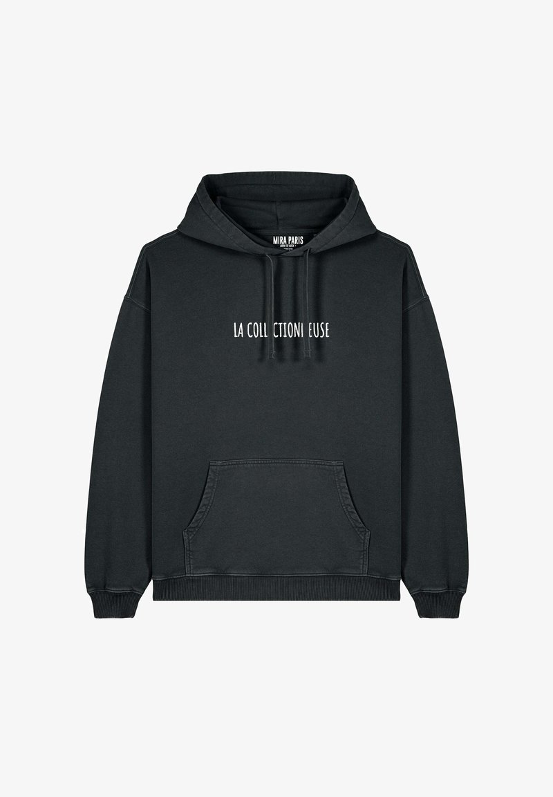 Felpa nera con cappuccio e tasca frontale. Presenta il testo bianco "LA COLLECTIONEUSE" sul petto. Realizzata in tessuto morbido e strutturato.